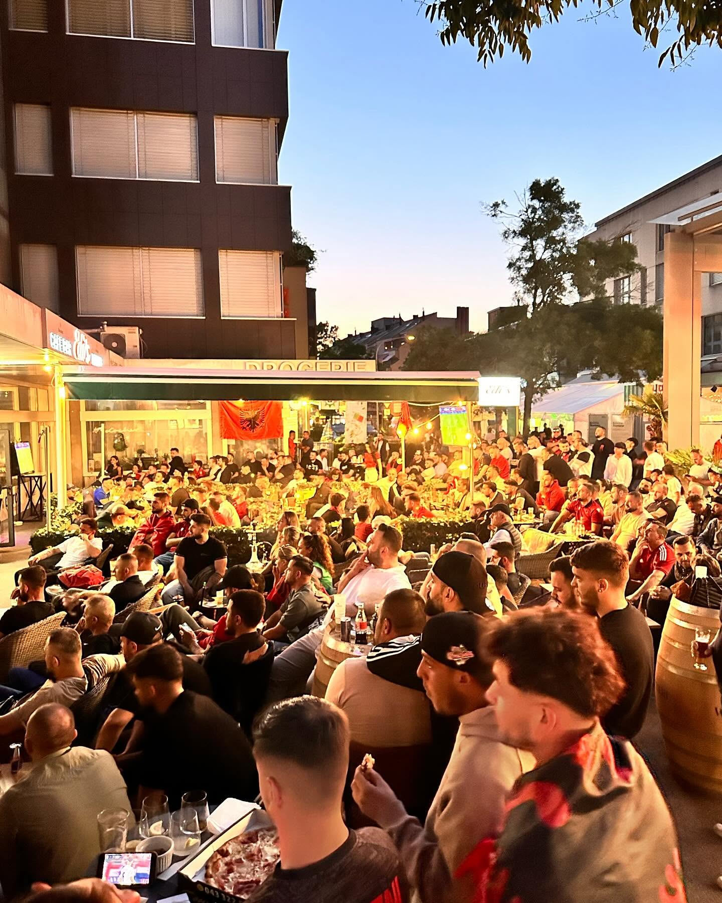 Grosse Fussballnacht mit voller Terrasse und albanischen Fahnen bei Edi's Bar & Lounge