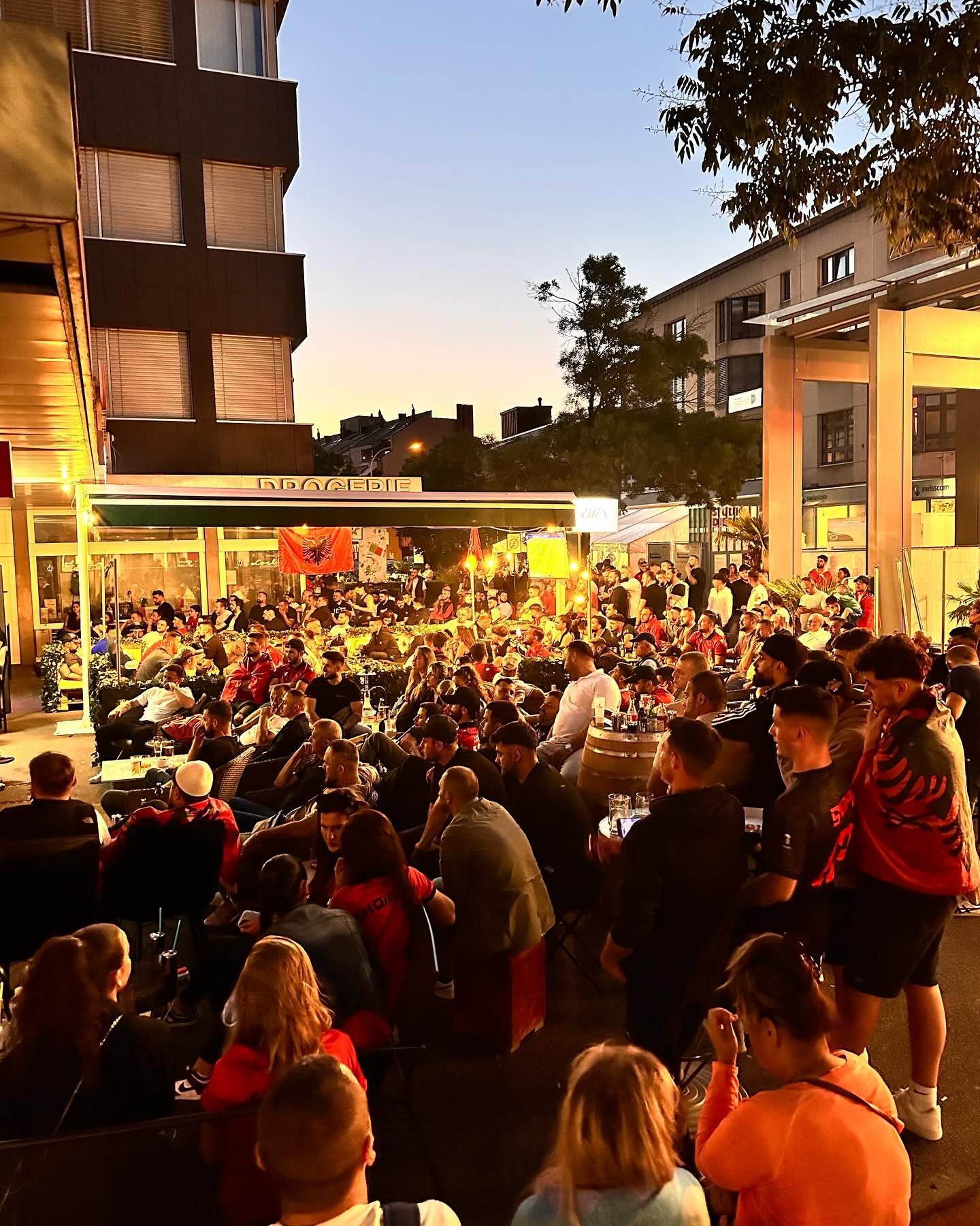 Grosse Fussballnacht bei Edi's Bar & Lounge mit voller Terrasse in der goldenen Abendstimmung