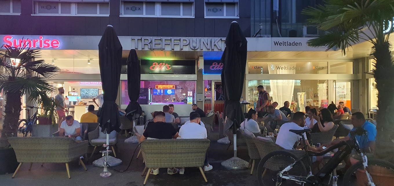 Eingang und Aussenterrasse von Edi's Bar & Lounge am Abend mit Gästen bei Shisha und Drinks
